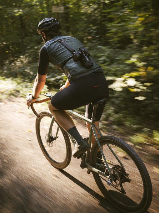 Mężczyzna jedzie na rowerze gravel