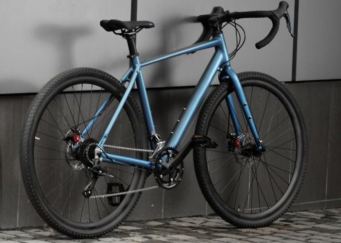 Rower gravel z komfortową kierownicą karbonową